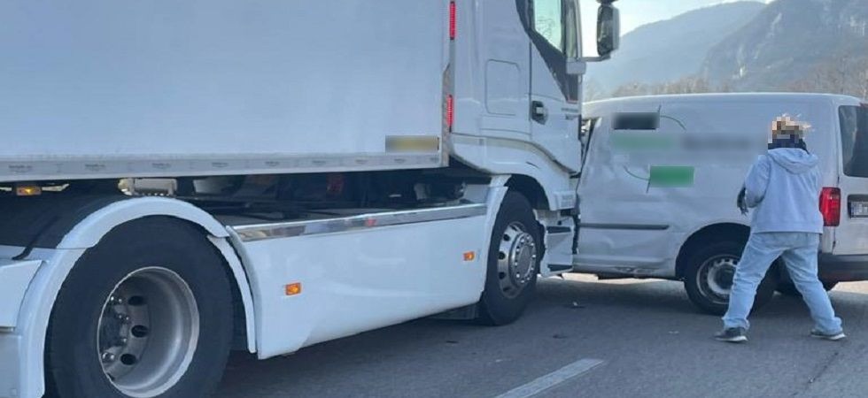 Si scontra con un camion e il furgone finisce di traverso in rotonda: l'incidente davanti al casello di Rovereto Sud